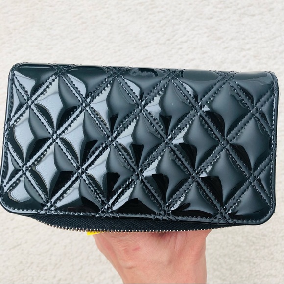 Auth Chanel patent leather zip around wallet - Picture 8 of 17